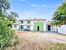 RARE !!! Maison de 230 M² DE SURFACE COMPRENANT UNE MAISON, UN GARAGE POUR BATEAU ET UN STUDIO sur RIVEDOUX PLAGE (17)