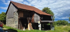 À VENDRE – Grange avec fort potentiel sur terrain à bâtir.