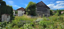 À VENDRE – Grange avec fort potentiel sur terrain à bâtir.