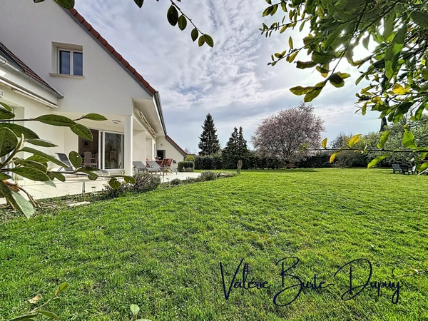 St Denis en Val à 10 min d'Orléans centre, à vendre  Maison de 2003 190m2 5 chambres avec jardin arboré de 1800m2, garage attenant, dépendances