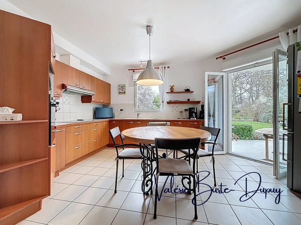 St Denis en Val à 10 min d'Orléans Martroi, a vendre  Maison de 2003 190m2 5 chambres avec jardin arboré de 1800m2, garage attenant, dépendances