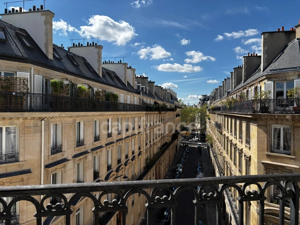 EXCEPTIONNEL – DERNIER ÉTAGE AVEC VUE DÉGAGÉE SUR LE MUSÉE D’ORSAY – BALCON FILANT - PARIS VIIe