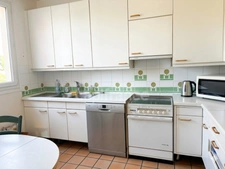Charming 220 m² house with 8 rooms, 480 m² plot, and no overlooking neighbors.