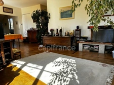 Charming 220 m² house with 8 rooms, 480 m² plot, and no overlooking neighbors.
