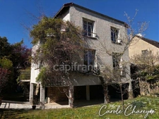 Charming 220 m² house with 8 rooms, 480 m² plot, and no overlooking neighbors.