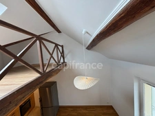 Centre ville, appartement rénové de 3 pièces, dernier étage, dans le vieux bourg de Châtillon.