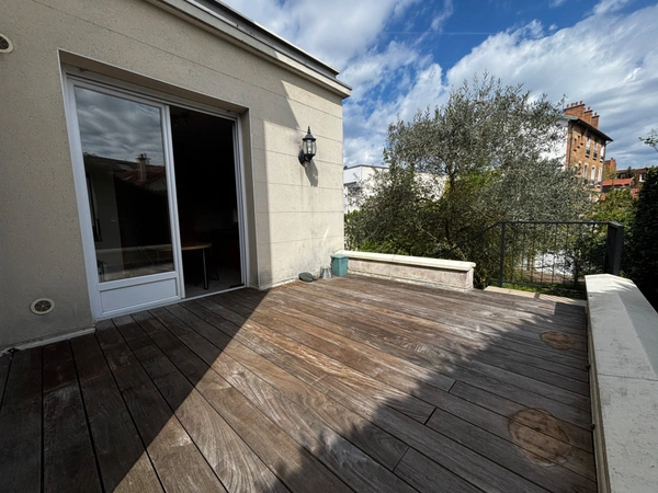 Maison familiale de charme – 6 chambres, jardin arboré, dépendance et RER C à pied