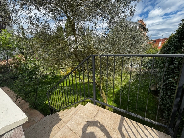 Maison familiale de charme – 6 chambres, jardin arboré, dépendance et RER C à pied
