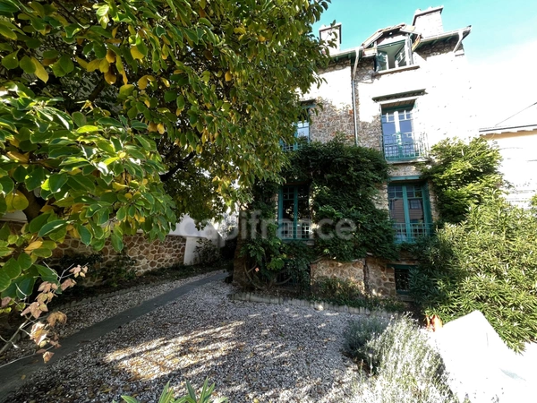 Belle meulière de caractère - 192m²- Terrain 582 m² 