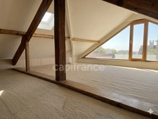 Charming 220 m² house with 8 rooms, 480 m² plot, and no overlooking neighbors.