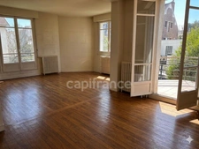 Charming 220 m² house with 8 rooms, 480 m² plot, and no overlooking neighbors.
