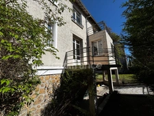 Charming 220 m² house with 8 rooms, 480 m² plot, and no overlooking neighbors.