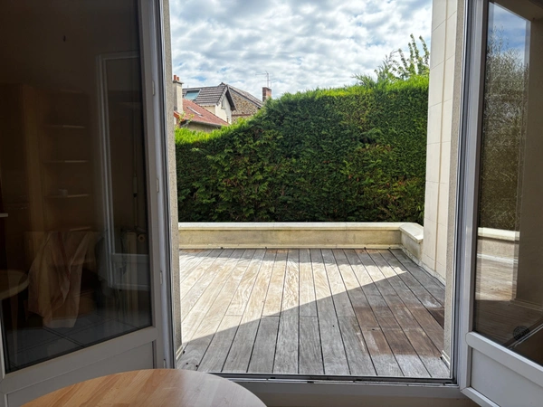 Maison familiale de charme – 6 chambres, jardin arboré, dépendance et RER C à pied