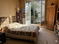Charming 220 m² house with 8 rooms, 480 m² plot, and no overlooking neighbors.