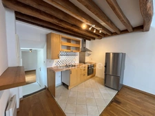 Centre ville, appartement rénové de 3 pièces, dernier étage, dans le vieux bourg de Châtillon.
