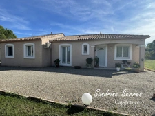 For sale - Single-storey 5-room villa with large plot of land. 