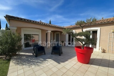 For sale - Single-storey 5-room villa with large plot of land. 