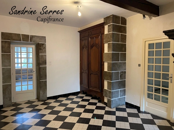 A vendre ALZONNE Charmante maison de village en pierre T 8 , grenier, garage et cour intérieure . 