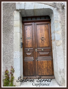 A vendre ALZONNE Charmante maison de village en pierre T 8 , grenier, garage et cour intérieure . 