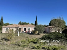 For sale - Single-storey 5-room villa with large plot of land. 