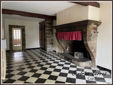 A vendre ALZONNE Charmante maison de village en pierre T 8 , grenier, garage et cour intérieure . 