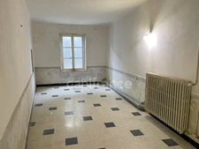 A vendre ALZONNE Charmante maison de village en pierre T 8 , grenier, garage et cour intérieure . 