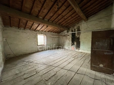 A vendre ALZONNE Charmante maison de village en pierre T 8 , grenier, garage et cour intérieure . 