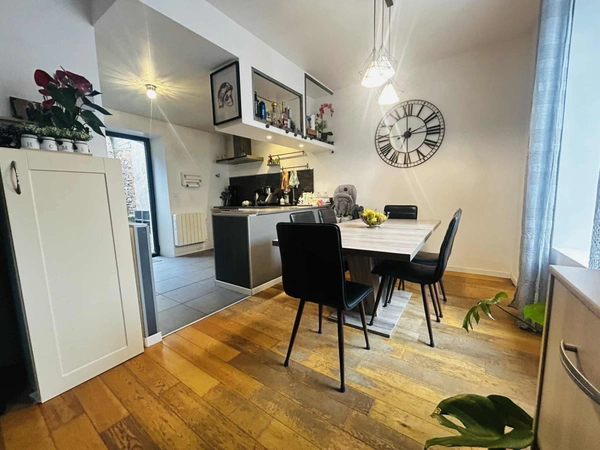 MAISON CHALEUREUSE RENOVEE, 3 CHAMBRES,TERRASSE,DOUBLE VITRAGE ALU,POELE GODIN,ASSAINISSEMENT COLLECTIF,FIBRE, ISOLATION MUR ET TOITURE, PAS DE TRAVAUX A PREVO