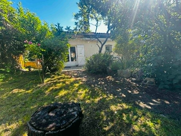 MAISON AU CALME SANS VIS A VIS, 3 CHAMBRES, TERRAIN DE 859 m², TERRASSE DE 30m²,  GARAGE, DOUBLE VITRAGE, POMPE A CHALEUR, CLIMATISATION, ASSAINISSEMENT COLLECTIF 