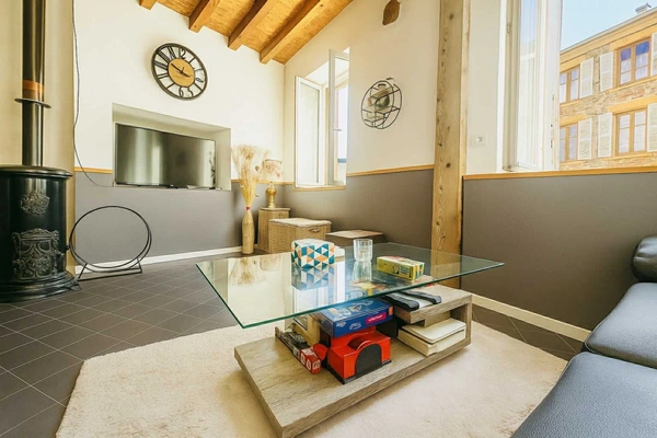 MAISON CHALEUREUSE RENOVEE, 3 CHAMBRES,TERRASSE,DOUBLE VITRAGE ALU,POELE GODIN,ASSAINISSEMENT COLLECTIF,FIBRE, ISOLATION MUR ET TOITURE, PAS DE TRAVAUX A PREVO