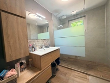 MAISON 100 M² AU CALME, 3 CHAMBRES, POSSIBILITE DE 4 CHAMBRES, TERRAIN DE 859 m², TERRASSE, POMPE A CHALEUR, CLIMATISATION, ASSAINISSEMENT COLLECTIF, TOITURE OK, DOUBLE VITRAGE GARAGE.