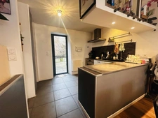 MAISON EN PIERRES RENOVEE PROCHE CENTRE VILLE, 3 CHAMBRES, BUREAU, TERRASSE, DOUBLE VITRAGE ALU, POELE GODIN, ASSAINISSEMENT COLLECTIF,FIBRE, ISOLATION MUR ET TOITURE, PAS DE TRAVAUX A PREVO