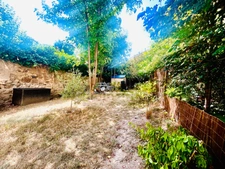 CENTRE VILLE DE MONTBRISON, APPARTEMENT BOURGEOIS TRAVERSANT DE 118 M², 3 CHAMBRES, TERRAIN ARBORE, DOUBLE VITRAGE, CHAUDIERE GAZ DE VILLE,  CAVE, FIBRE. 