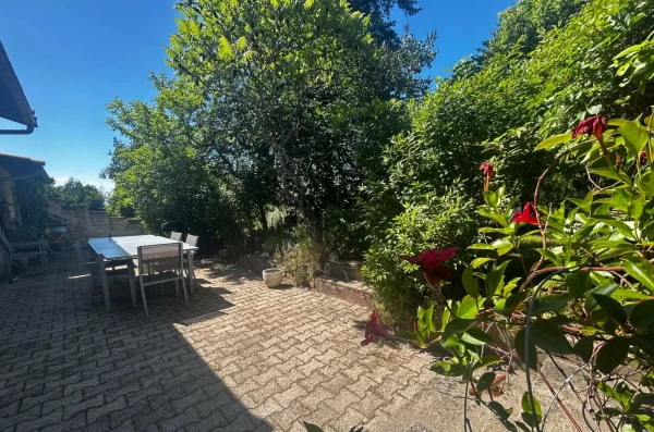 MAISON 100 M² AU CALME SANS VIS A VIS, 3 CHAMBRES, TERRAIN DE 859 m², TERRASSE DE 30m²,  GARAGE, DOUBLE VITRAGE, POMPE A CHALEUR, CLIMATISATION, ASSAINISSEMENT COLLECTIF 