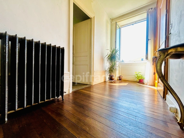 CENTRE VILLE DE MONTBRISON, APPARTEMENT BOURGEOIS TRAVERSANT DE 118 M², 3 CHAMBRES, TERRAIN ARBORE, DOUBLE VITRAGE, CHAUDIERE GAZ DE VILLE,  CAVE, FIBRE. 