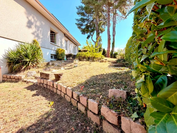 MAISON 158 M², TERRASSE EXPOSEE SUD, TERRAIN CLOS DE 593 M², 4 CHAMBRES, GARAGE, CAVE, POMPE A CHALEUR, PANNEAUX SOLAIRES, CHARPENTE TRADITIONNELLE.