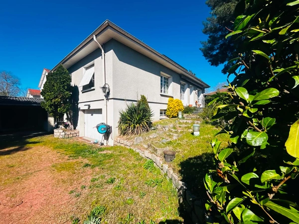MAISON 158 M², TERRASSE EXPOSEE SUD, TERRAIN CLOS DE 593 M², 4 CHAMBRES, GARAGE, CAVE, POMPE A CHALEUR, PANNEAUX SOLAIRES, CHARPENTE TRADITIONNELLE.