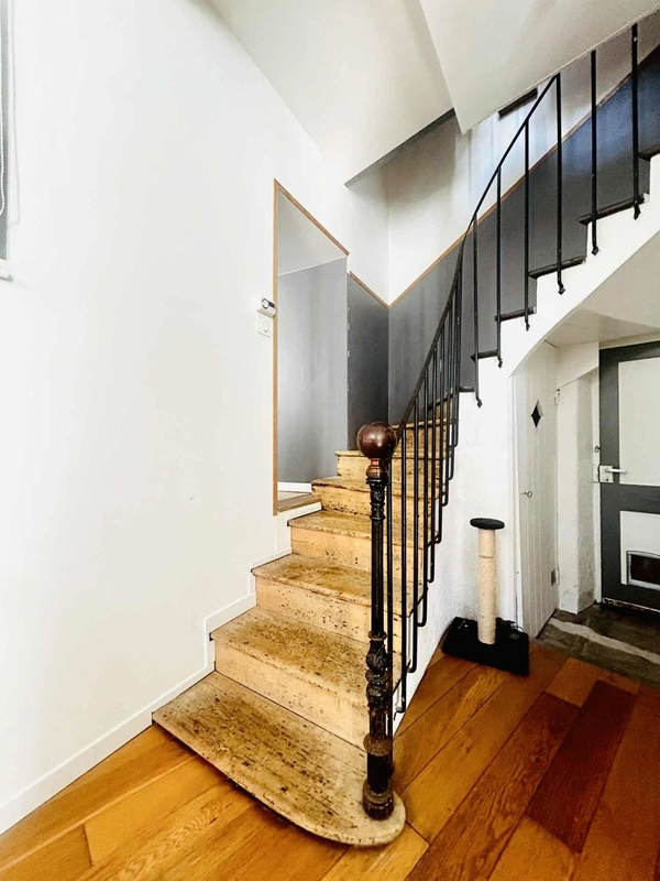 MAISON EN PIERRES RENOVEE PROCHE CENTRE VILLE, 3 CHAMBRES, BUREAU, TERRASSE, DOUBLE VITRAGE ALU, POELE GODIN, ASSAINISSEMENT COLLECTIF,FIBRE, ISOLATION MUR ET TOITURE, PAS DE TRAVAUX A PREVO