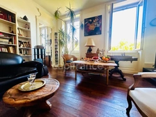 CENTRE VILLE DE MONTBRISON, APPARTEMENT BOURGEOIS TRAVERSANT DE 118 M², 3 CHAMBRES, TERRAIN ARBORE, DOUBLE VITRAGE, CHAUDIERE GAZ DE VILLE,  CAVE, FIBRE. 