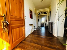 CENTRE VILLE DE MONTBRISON, APPARTEMENT BOURGEOIS TRAVERSANT DE 118 M², 3 CHAMBRES, TERRAIN ARBORE, DOUBLE VITRAGE, CHAUDIERE GAZ DE VILLE,  CAVE, FIBRE. 