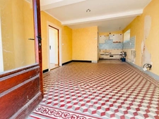 PROCHE CENTRE VILLE, MAISON A RENOVER 79 m², JARDIN, 2 CHAMBRES, COMBLES AMENAGEABLE, ASSAINISSEMENT COLLECTIF 