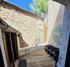 MAISON CHALEUREUSE RENOVEE, 3 CHAMBRES,TERRASSE,DOUBLE VITRAGE ALU,POELE GODIN,ASSAINISSEMENT COLLECTIF,FIBRE, ISOLATION MUR ET TOITURE, PAS DE TRAVAUX A PREVO