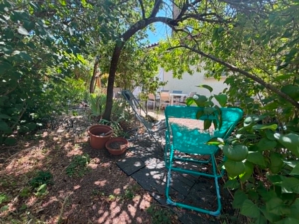 MAISON 96 M² AU CALME SANS VIS A VIS, 3 CHAMBRES, TERRAIN DE 859 m², TERRASSE DE 30m²,  GARAGE, DOUBLE VITRAGE, POMPE A CHALEUR, CLIMATISATION, ASSAINISSEMENT COLLECTIF, TOITURE OK.