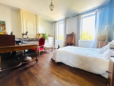 CENTRE VILLE DE MONTBRISON, APPARTEMENT BOURGEOIS TRAVERSANT DE 118 M², 3 CHAMBRES, TERRAIN ARBORE, DOUBLE VITRAGE, CHAUDIERE GAZ DE VILLE,  CAVE, FIBRE. 