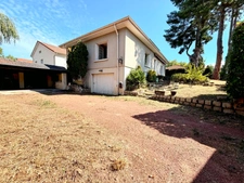 MAISON 158 M², TERRASSE EXPOSEE SUD, TERRAIN CLOS DE 593 M², 4 CHAMBRES, GARAGE, CAVE, POMPE A CHALEUR, PANNEAUX SOLAIRES, CHARPENTE TRADITIONNELLE.