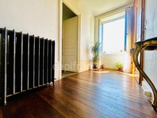 CENTRE VILLE DE MONTBRISON, APPARTEMENT BOURGEOIS TRAVERSANT DE 118 M², 3 CHAMBRES, TERRAIN ARBORE, DOUBLE VITRAGE, CHAUDIERE GAZ DE VILLE,  CAVE, FIBRE. 