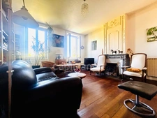 CENTRE VILLE DE MONTBRISON, APPARTEMENT BOURGEOIS TRAVERSANT DE 118 M², 3 CHAMBRES, TERRAIN ARBORE, DOUBLE VITRAGE, CHAUDIERE GAZ DE VILLE,  CAVE, FIBRE. 