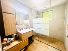 MAISON 100 M² AU CALME SANS VIS A VIS, 3 CHAMBRES, TERRAIN DE 859 m², TERRASSE DE 30m²,  GARAGE, DOUBLE VITRAGE, POMPE A CHALEUR, CLIMATISATION, ASSAINISSEMENT COLLECTIF 