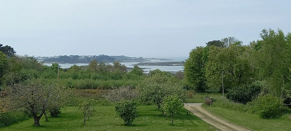 Maison néo-bretonne. Vue mer. Cinq chambres. Terrain de plus de 4000m2.