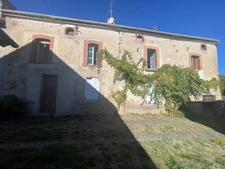 ensemble immobilier sur 1700m2 avec deux maisons, grange atelier jardin et puits 